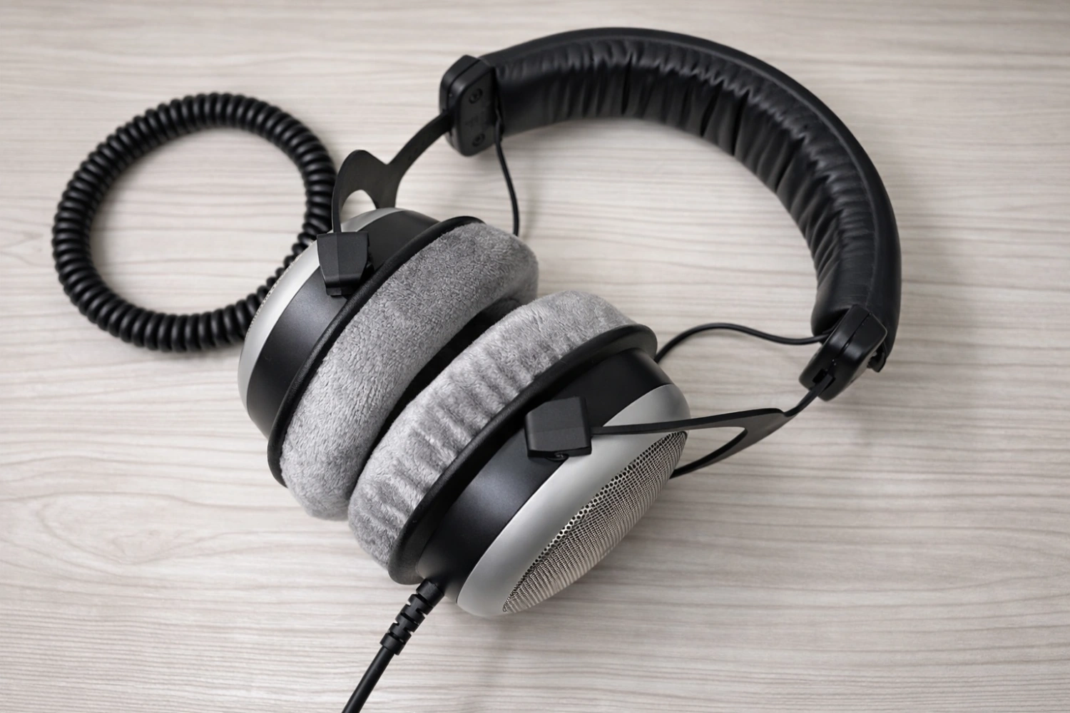Beyerdynamic DT 880 PRO Review: The Quiet Studio Legend