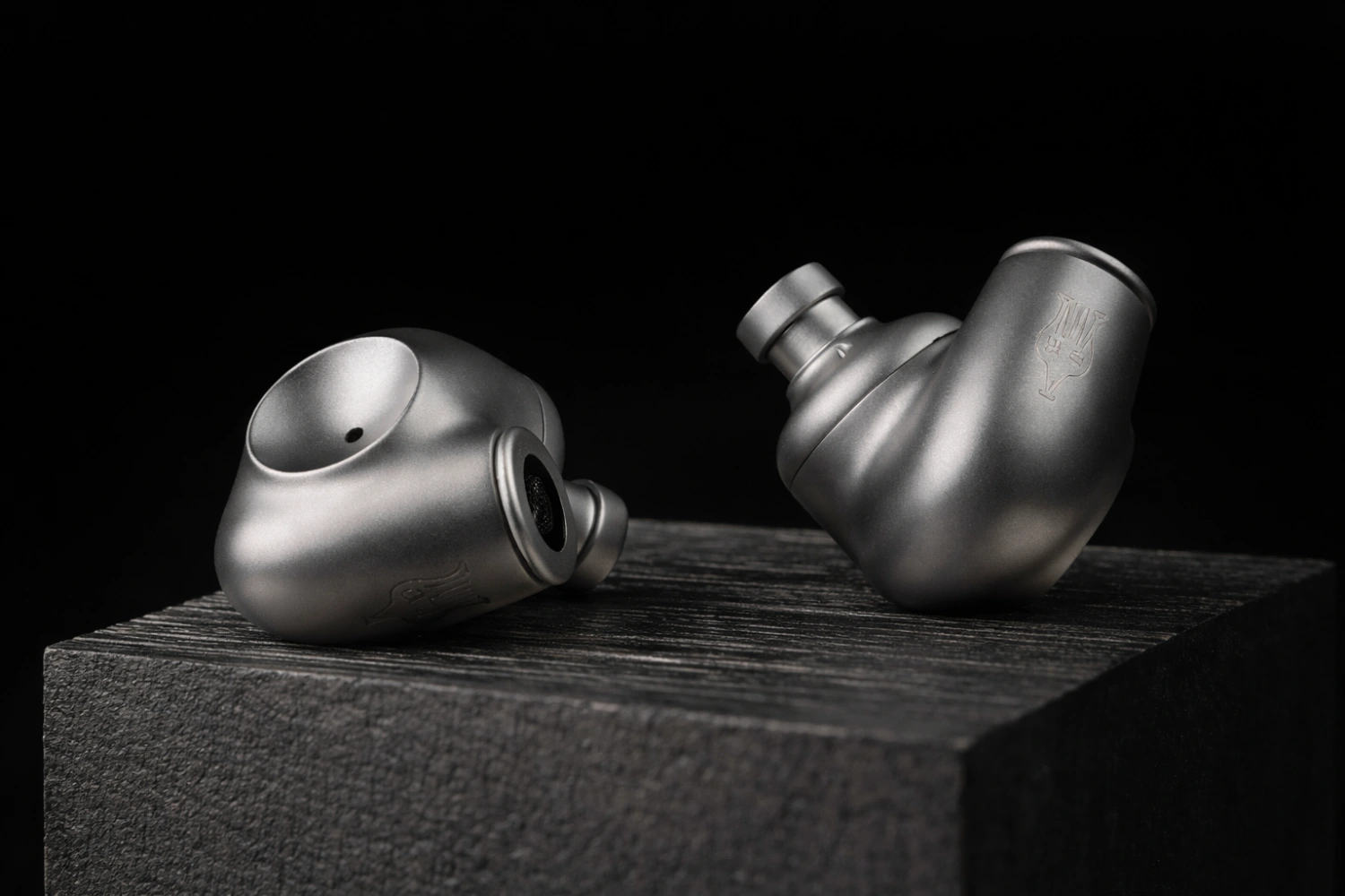 Meze ASTRU combines a gold-coated dynamic driver with a titanium shell for a refined, natural sound signature with strong bass and smooth treble.